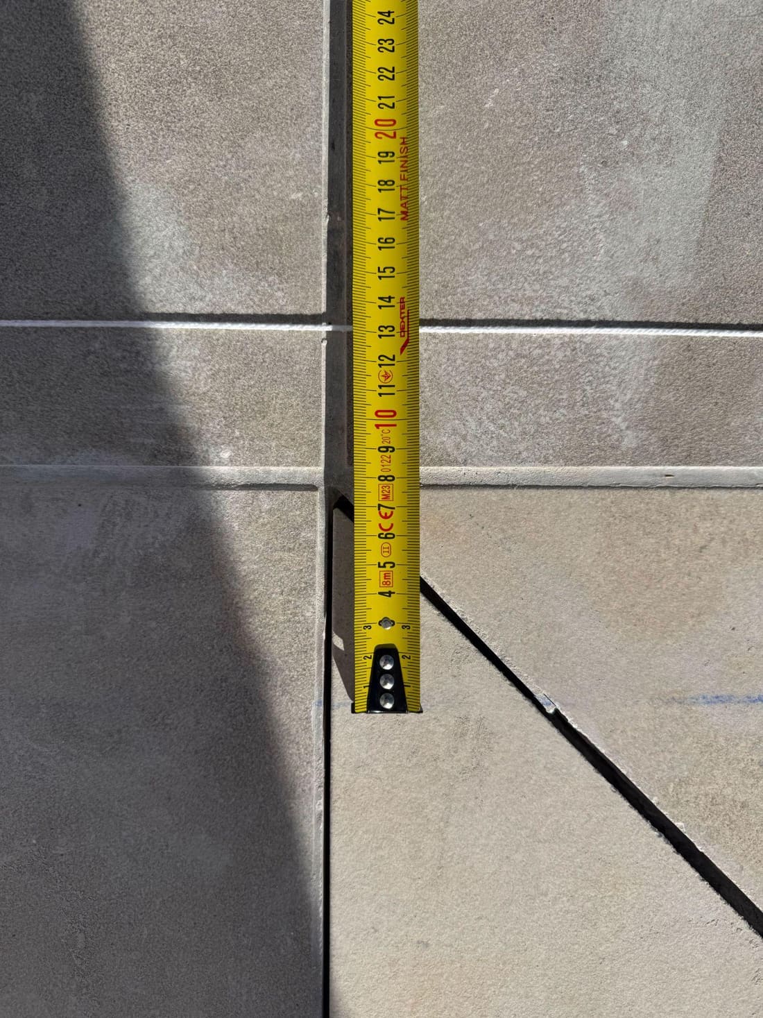Measured on site: 13 cm between the signed drawing's reference and the line proposed on delivery day.