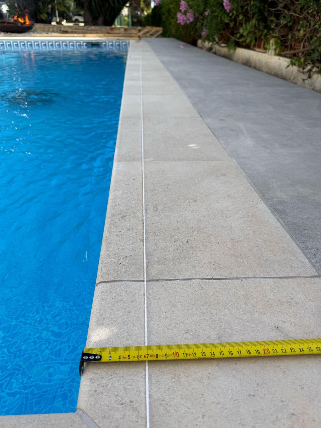 At the far end the same line leaves roughly 7 cm to the coping edge — right where the guide rail must anchor.